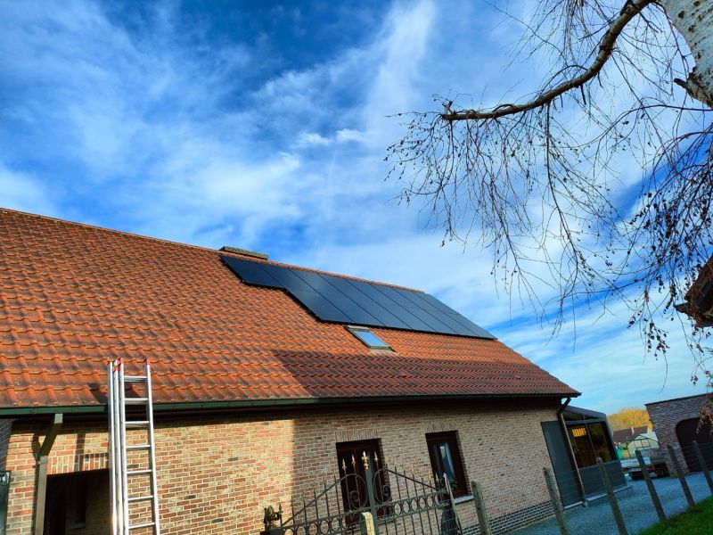 Installation eines Hybrid-Wechselrichters in den Benelux-Ländern